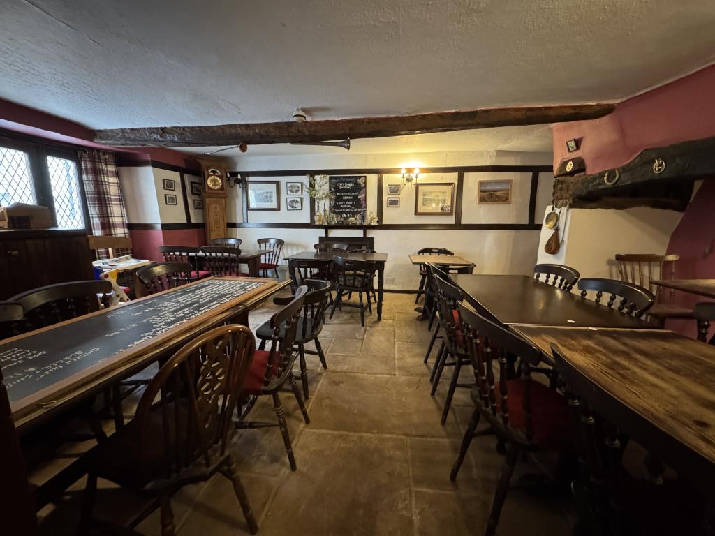 Lot: 115 - PUBLIC HOUSE WITH GUEST ACCOMMODATION - Restaurant area